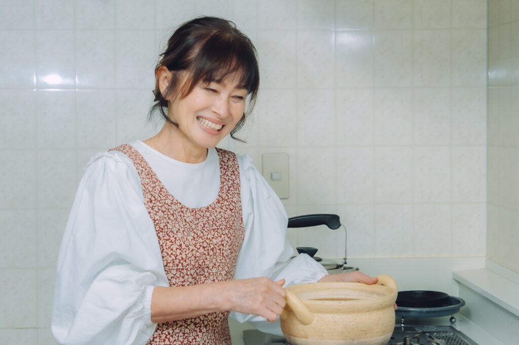 土鍋を持つ姿