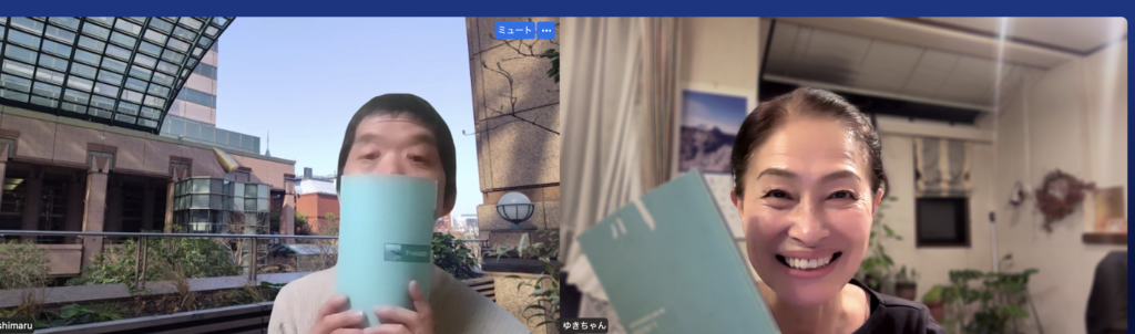 分かち合いの法則を開催した後の写真です。参加者男性1名、ファシリテーターわたし、女性1名がテキストを持って笑顔で写っている様子。