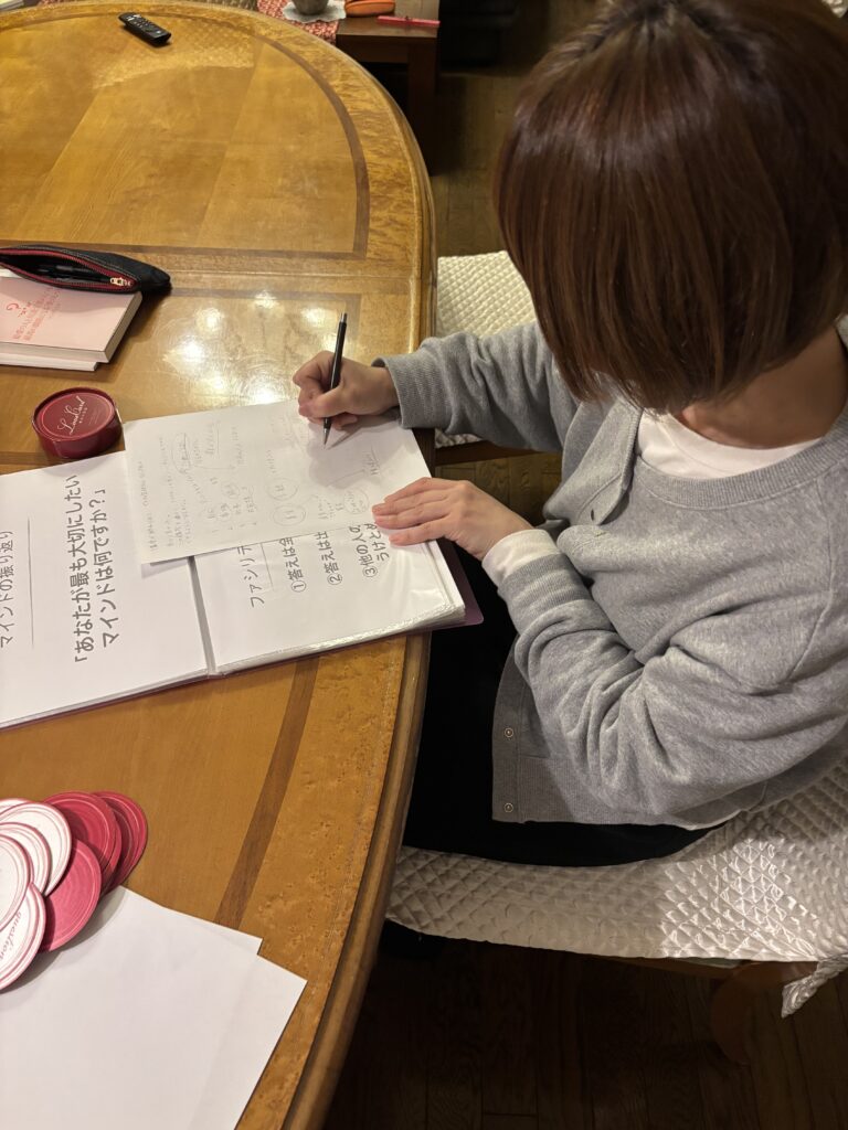 女性が、講座でメモをとって熱心に学んでいる様子